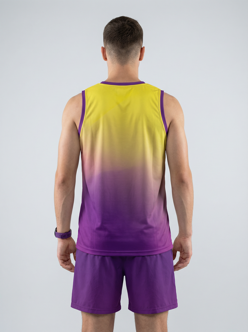 Playera deportiva de mujer — PLAYERA TANK HOMBRE SIN MANGAS AMARILLO MORADO MIX — Kinestesia. Activewear premium.