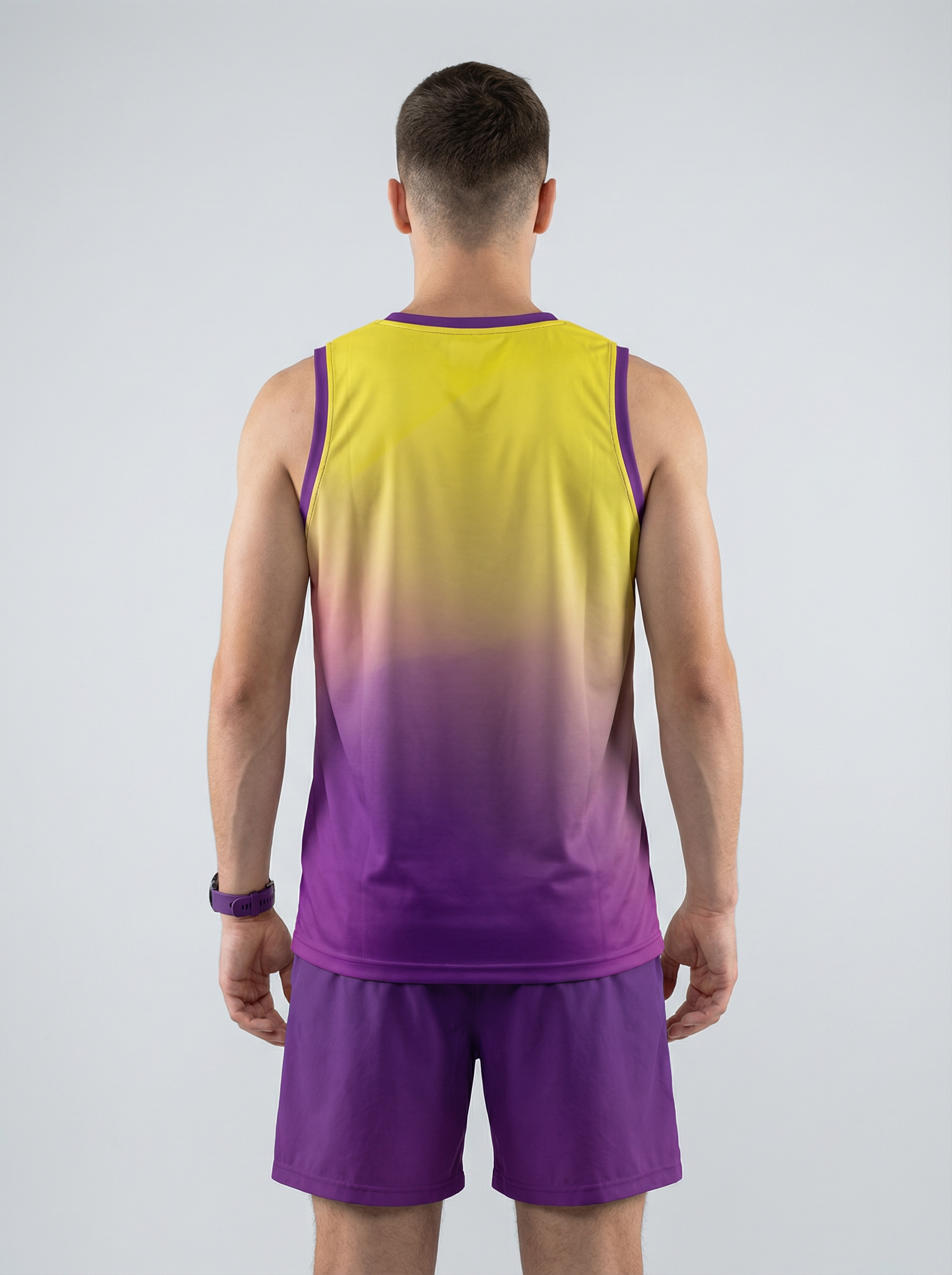 Playera deportiva de mujer — PLAYERA TANK HOMBRE SIN MANGAS AMARILLO MORADO MIX — Kinestesia. Activewear premium.