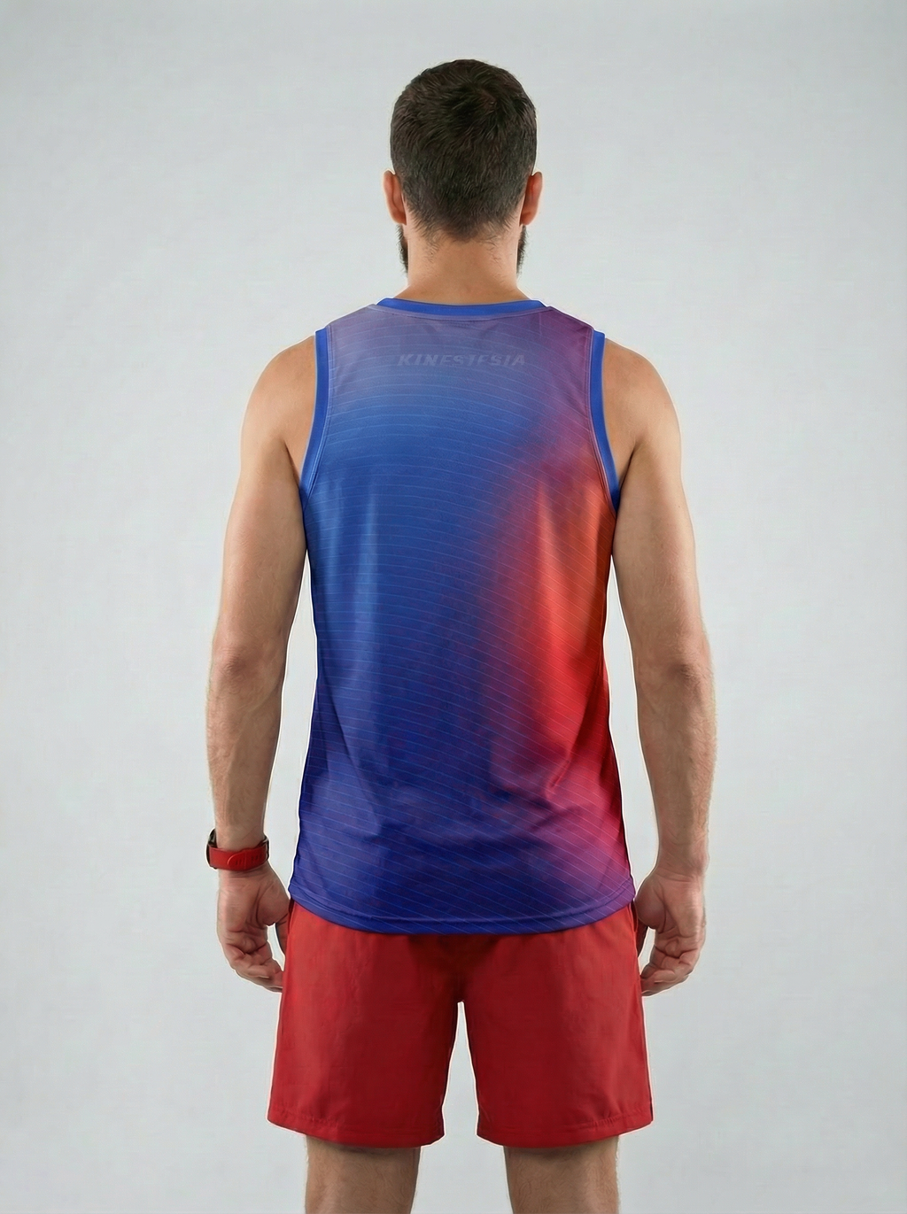 Playera deportiva de mujer — PLAYERA TANK HOMBRE SIN MANGAS AZUL ROJO MIXED DEG — Kinestesia. Activewear premium.