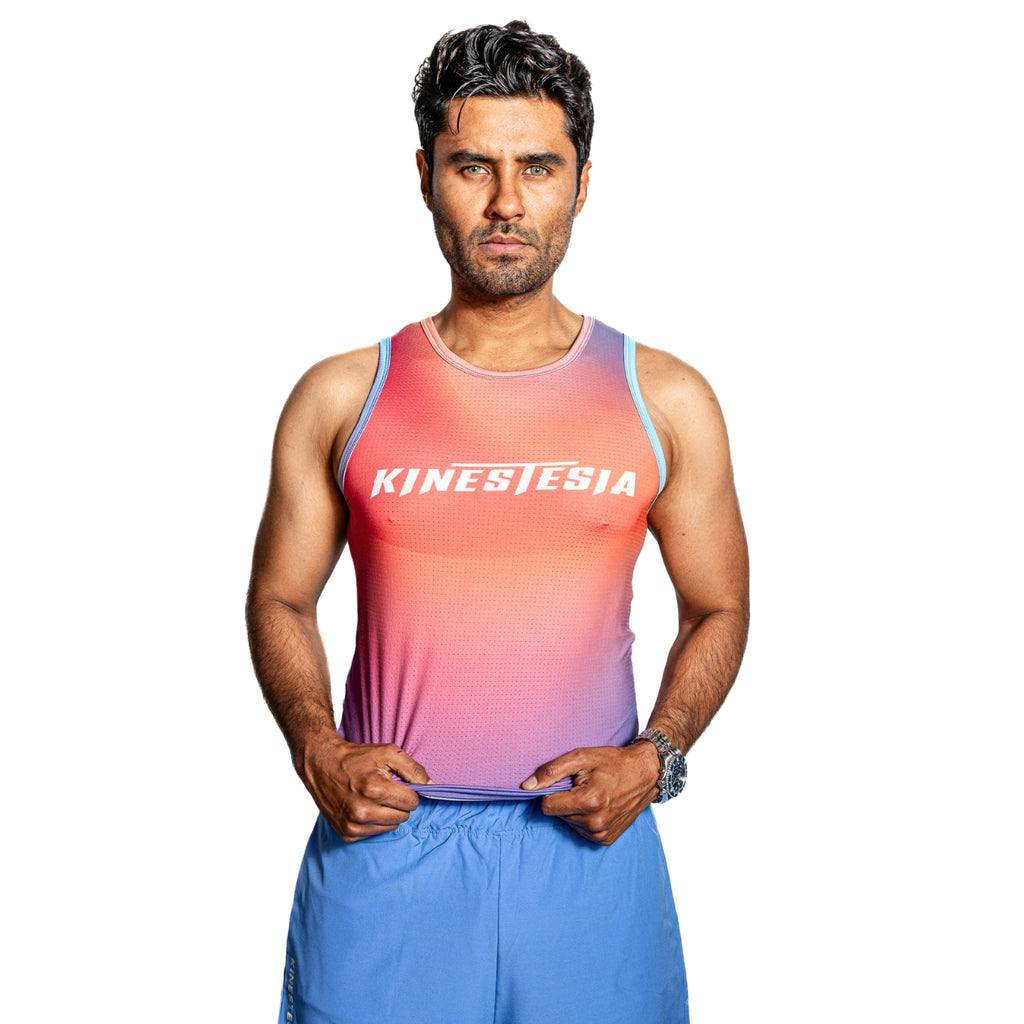 Playera deportiva de mujer — PLAYERA TANK SIN MANGAS ROSA AZUL MIXED DEGRADADO  — Kinestesia. Activewear premium.