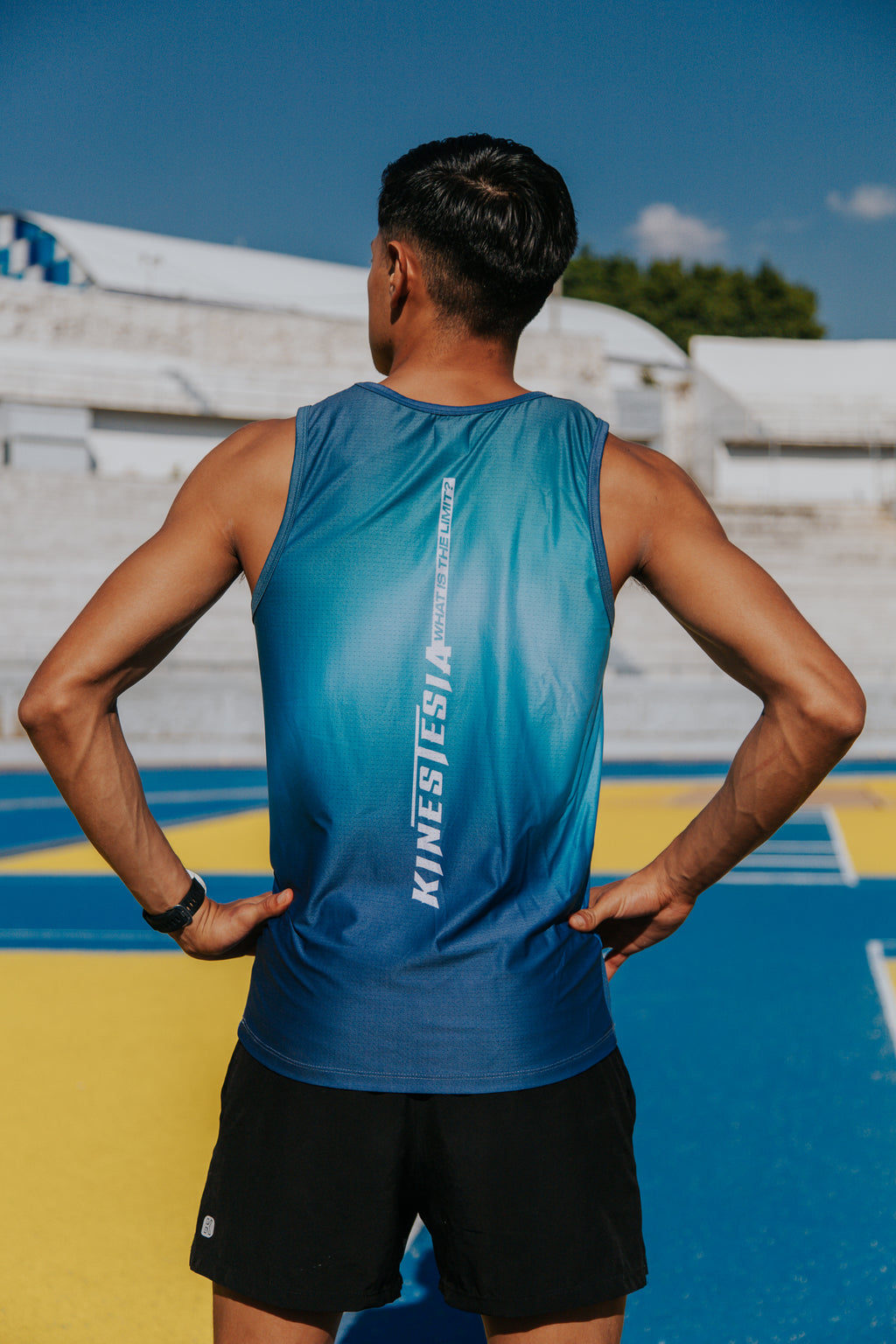 Playera deportiva premium — PLAYERA TANK SIN MANGAS AZUL CIELO DEGRADADO DE HO — Kinestesia México.