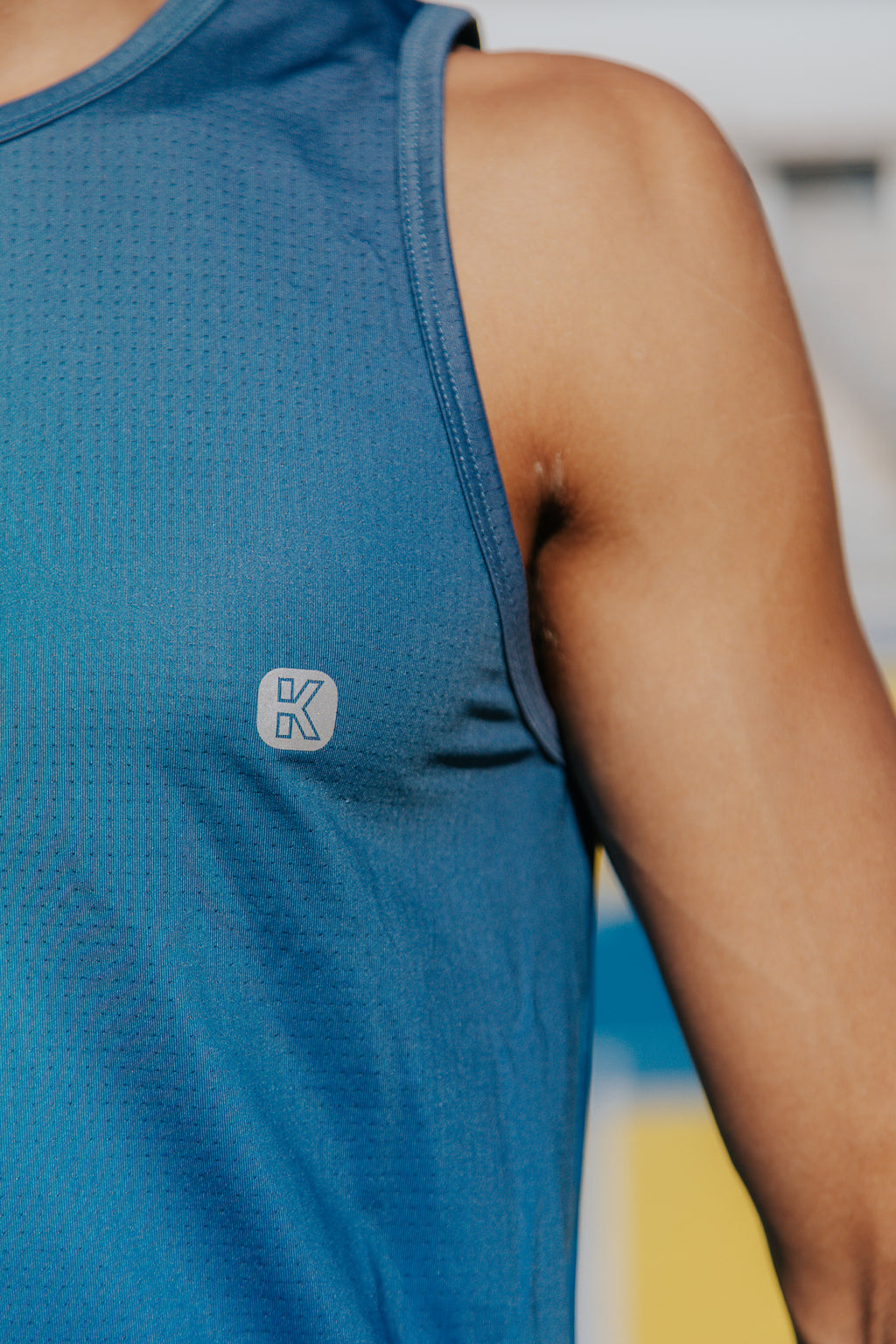 Playera deportiva premium — PLAYERA TANK SIN MANGAS AZUL CIELO DEGRADADO DE HO — Kinestesia México.