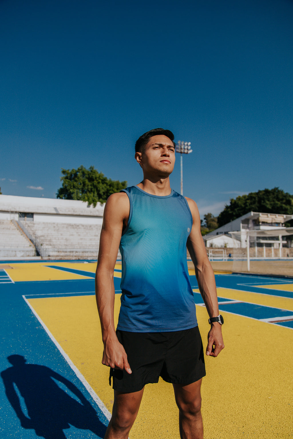 Playera deportiva KINESTESIA — PLAYERA TANK SIN MANGAS AZUL CIELO DEGRADADO DE HO | Ropa Deportiva México