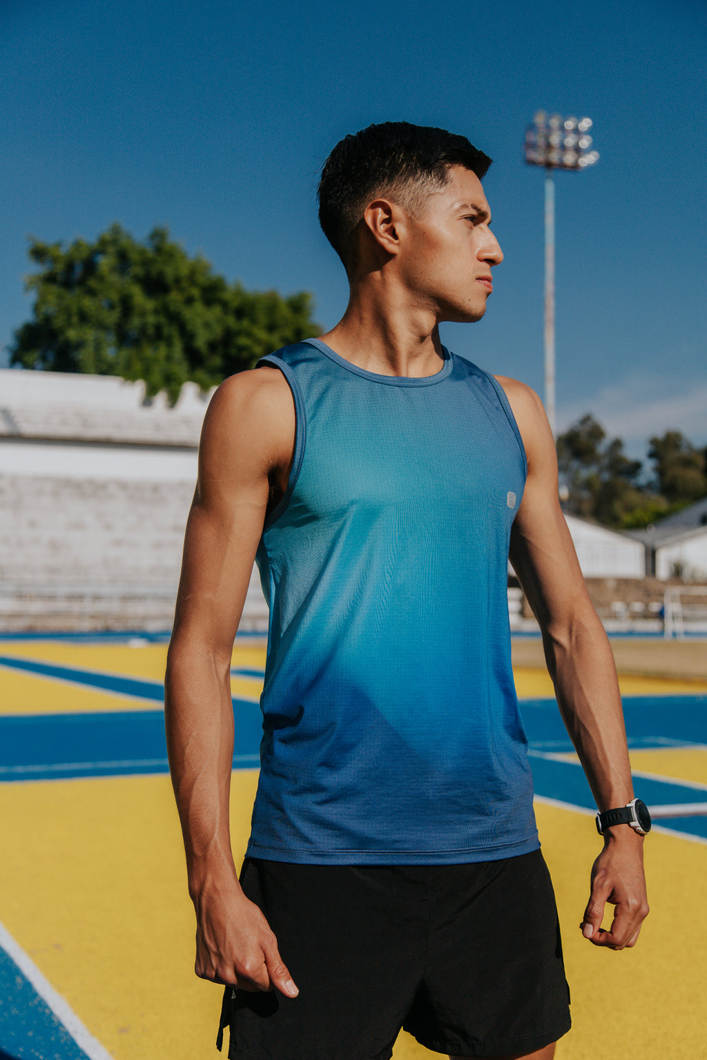 Playera deportiva de mujer — PLAYERA TANK SIN MANGAS AZUL CIELO DEGRADADO DE HO — Kinestesia. Activewear premium.