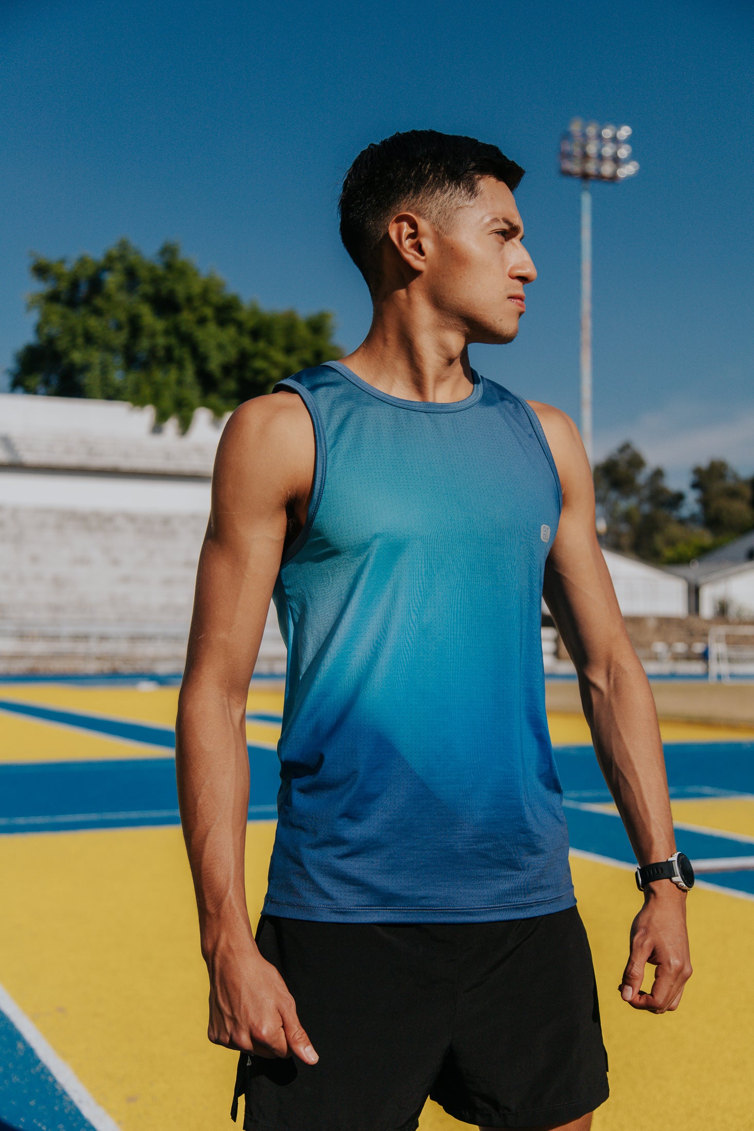 Playera deportiva de mujer — PLAYERA TANK SIN MANGAS AZUL CIELO DEGRADADO DE HO — Kinestesia. Activewear premium.