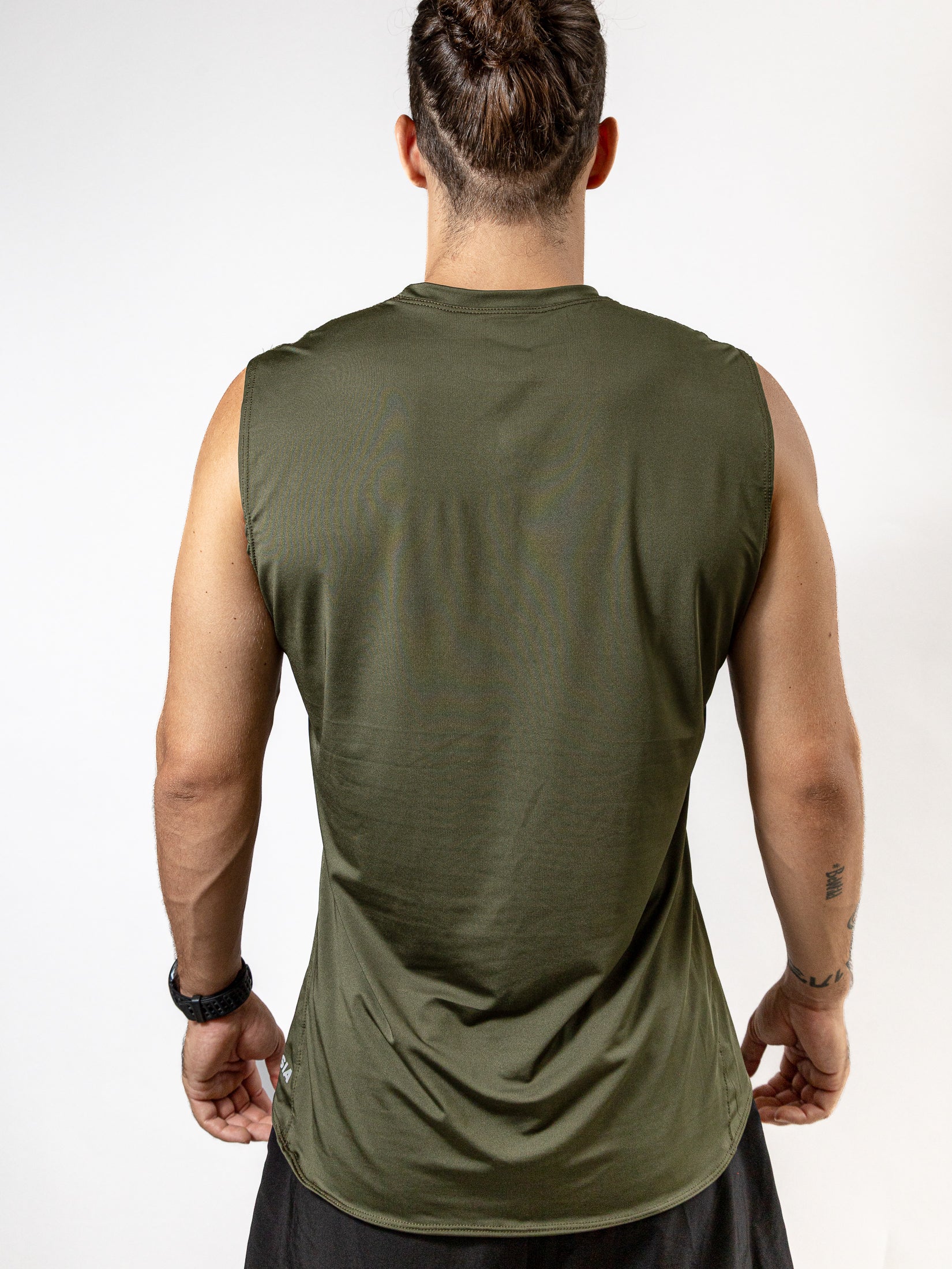 Playera tank top de mujer — PLAYERA SIN MANGAS VERDE MILITAR PARA HOMBRE KINES — Kinestesia. Activewear premium.