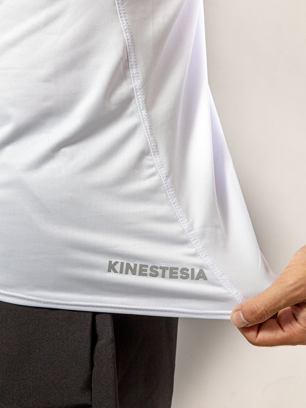 Compra playera tank top PLAYERA SIN MANGAS BLANCA PARA HOMBRE KI | Kinestesia — Moda deportiva.