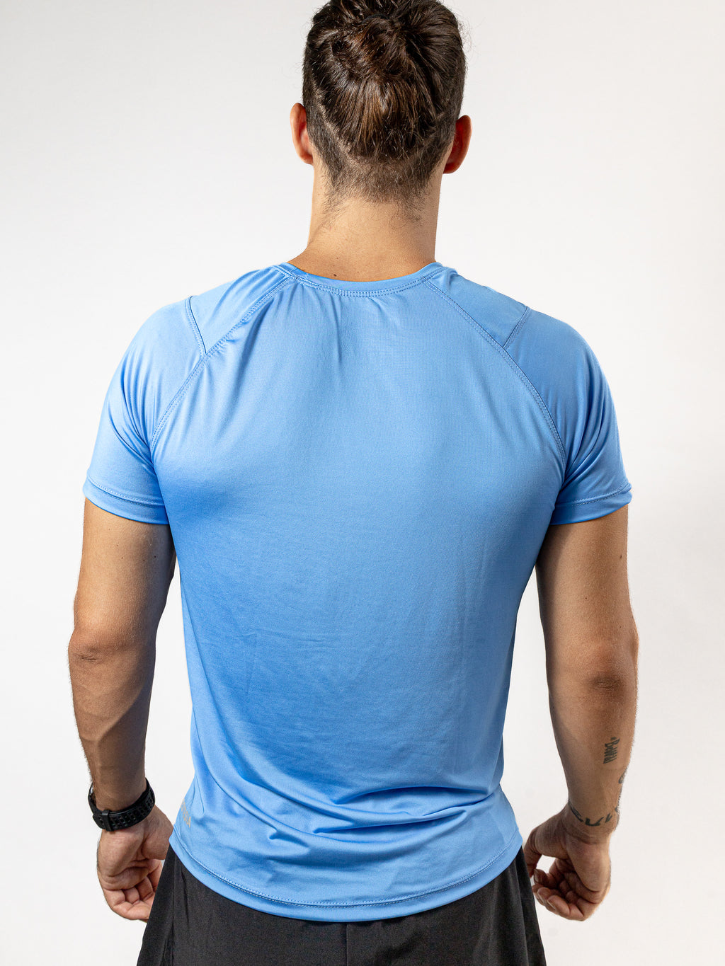 Playera deportiva de mujer — PLAYERA MANGA CORTA AZUL CYAN PARA HOMBRE KINESTES — Kinestesia. Activewear premium.