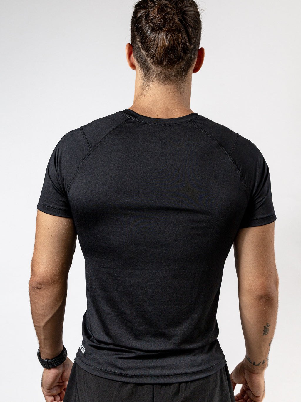 Playera deportiva de mujer — PLAYERA MANGA CORTA NEGRA PARA HOMBRE KINESTESIA B — Kinestesia. Activewear premium.