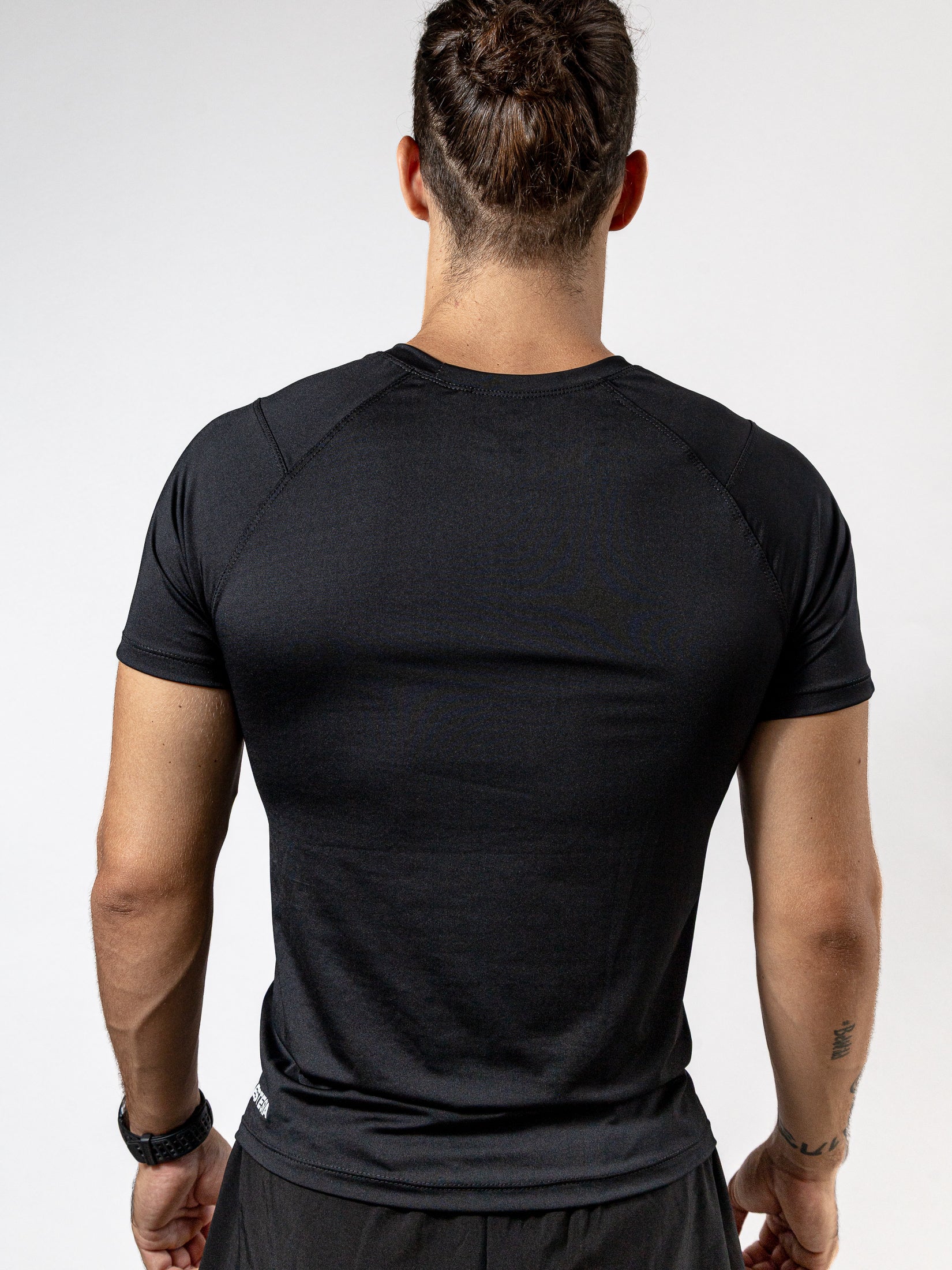 Playera deportiva de mujer — PLAYERA MANGA CORTA NEGRA PARA HOMBRE KINESTESIA B — Kinestesia. Activewear premium.