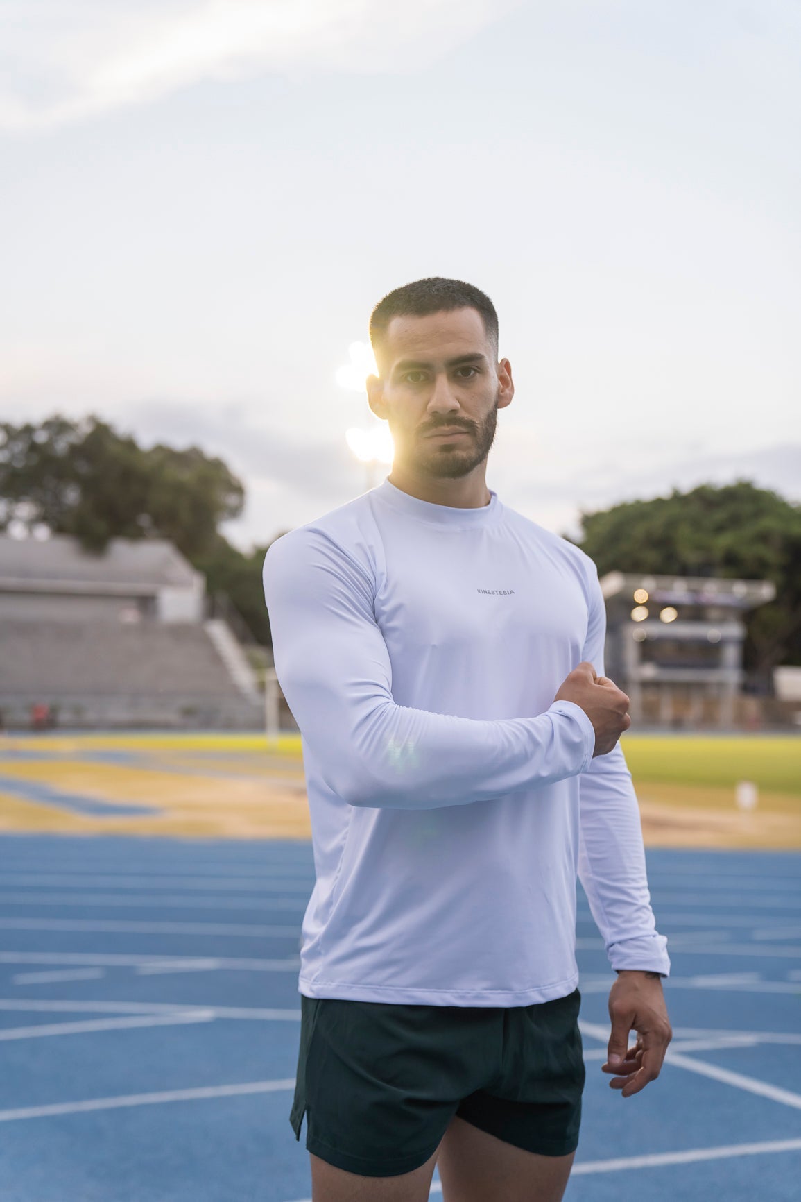 PLAYERA MANGA LARGA BLANCA PARA HOMBRE KINESTESIA