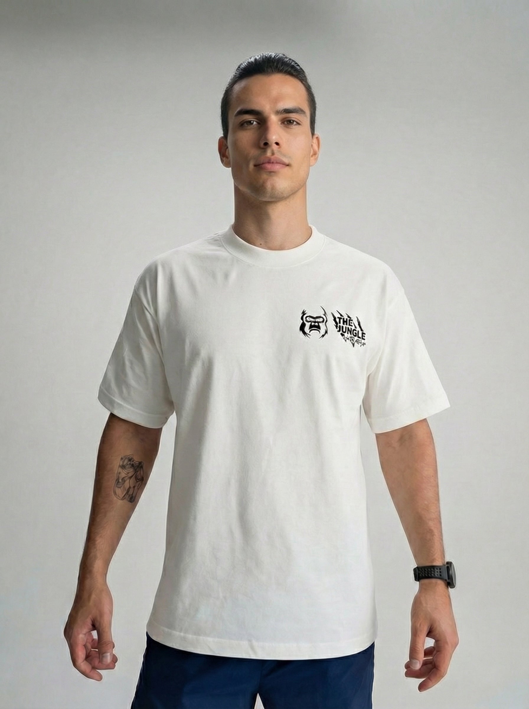 Playera deportiva de mujer — PLAYERA OVERSIZED BLANCA PARA HOMBRE WELCOME TO TH — Kinestesia. Activewear premium.