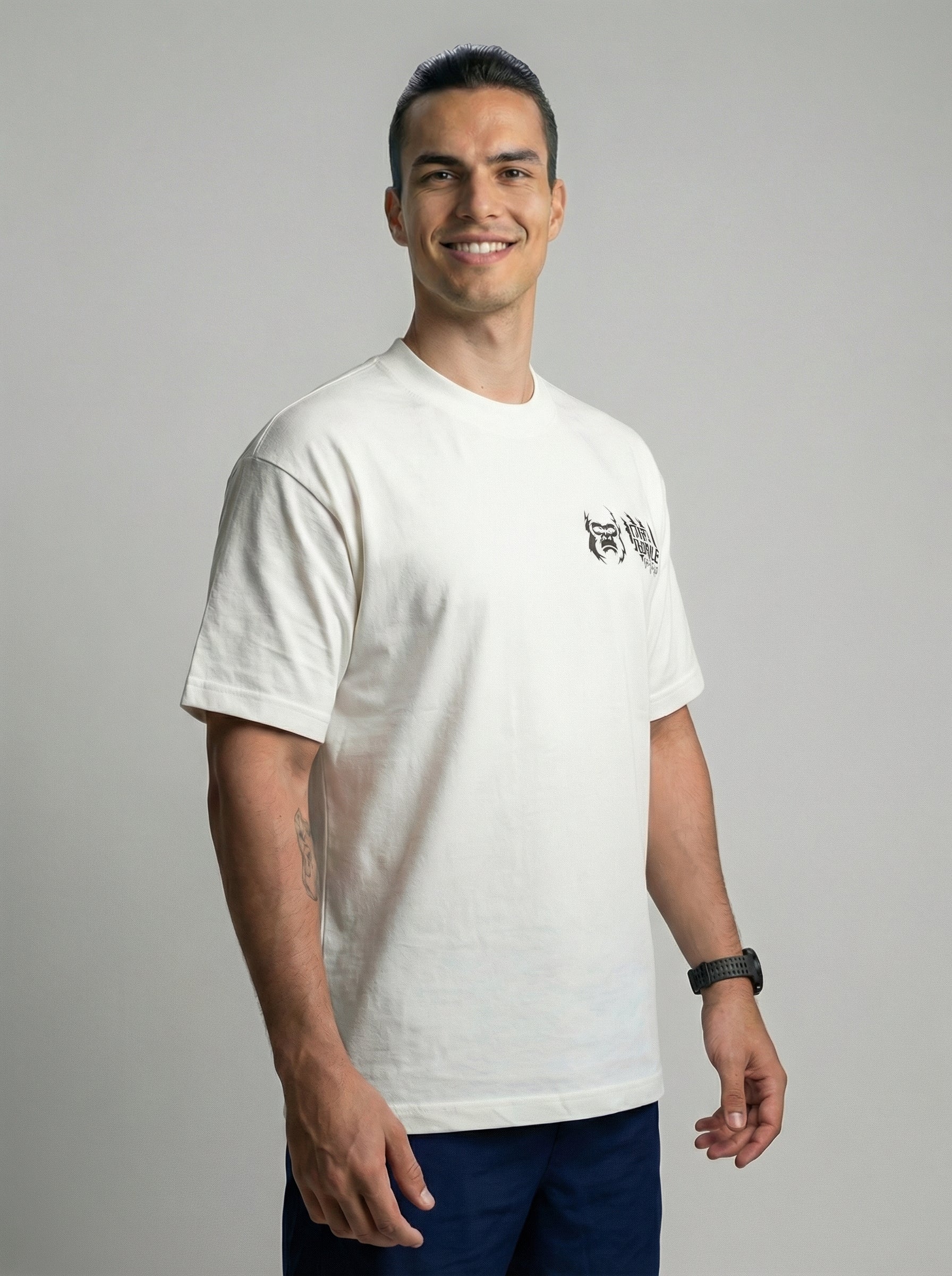 Playera deportiva premium — PLAYERA OVERSIZED BLANCA PARA HOMBRE WELCOME TO TH — Kinestesia México.